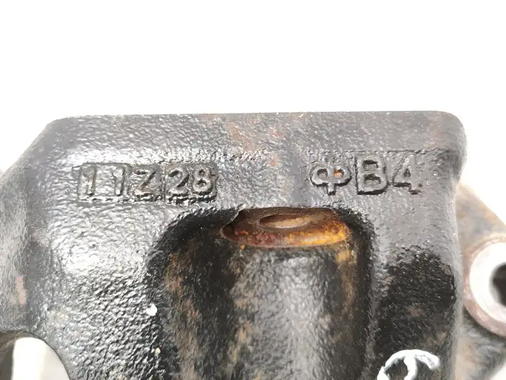 Toyota Yaris (2012 - 2014) 47040 Кронштейн двигателя — фото 2