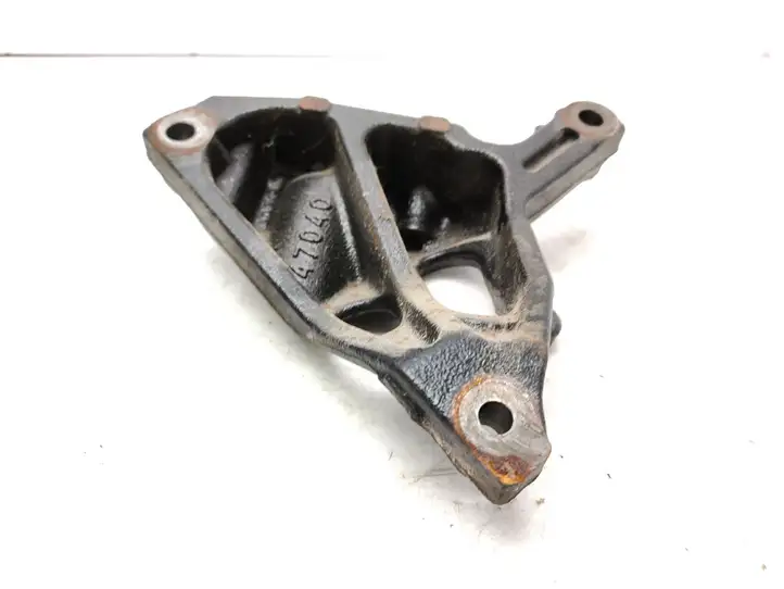 Toyota Yaris (2012 - 2014) 47040 Кронштейн двигателя — фото 4