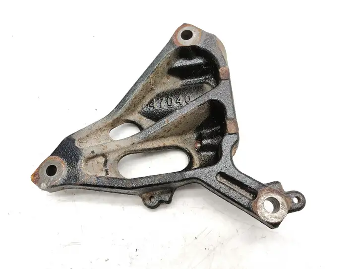 Toyota Yaris (2012 - 2014) 47040 Кронштейн двигателя — фото 8