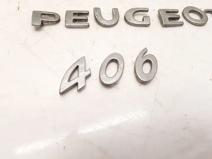 Peugeot 406 (1999 - 2006) Эмблема производителя — фото 2