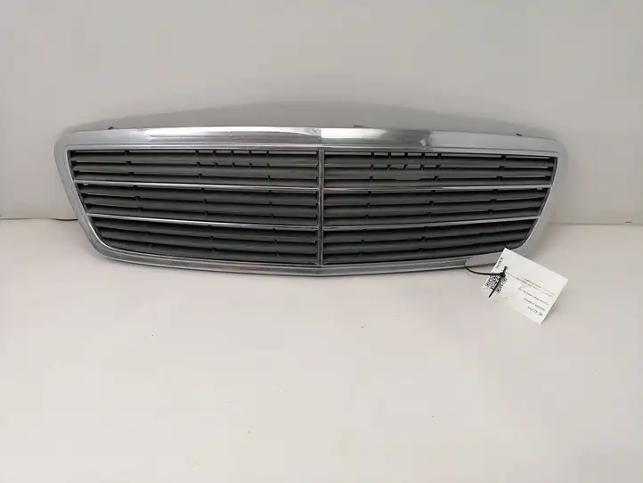 Mercedes-Benz C W203 (2000 - 2007) A2038800483 Передняя решетка — фото 1