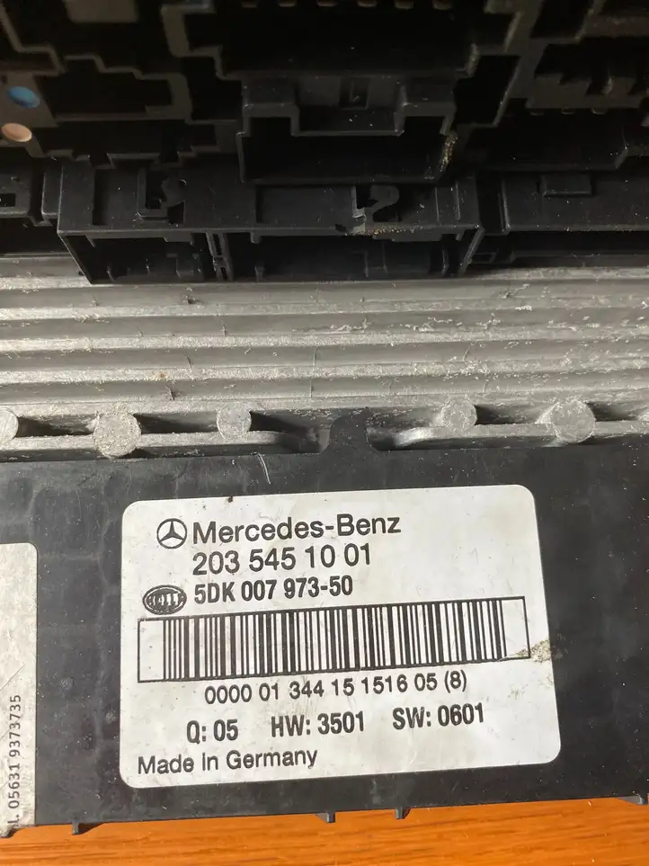 Mercedes-Benz C W203 (2000 - 2007) 2035451001 Блок предохранителей — фото 3