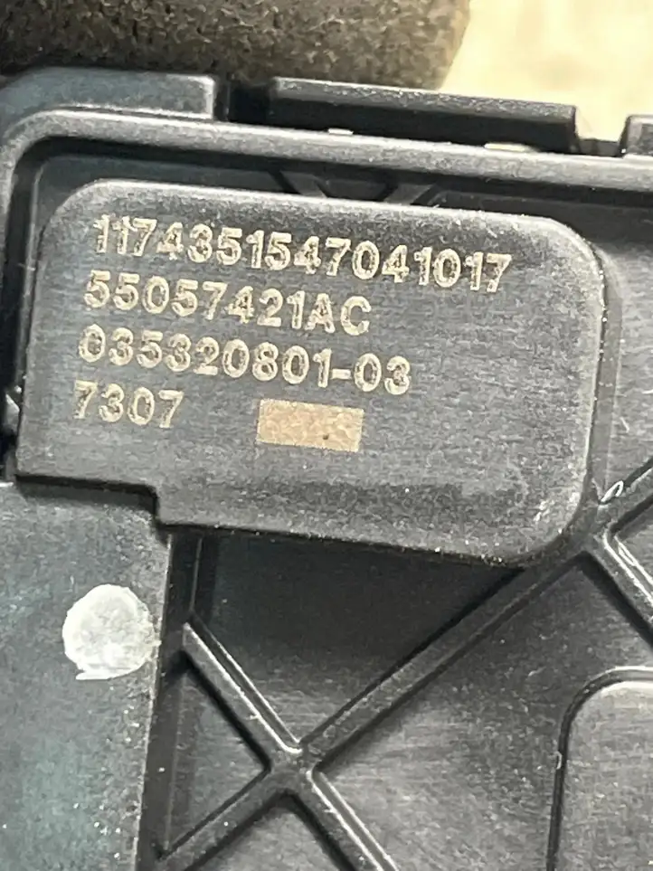 Chrysler Pacifica (2016 - ) 55057421AC Включатель освещения интерьера — фото 3