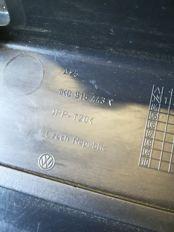 Volkswagen Golf V (2003 - 2009) 1K0915443C Крышка ящика аккумулятора — фото 4