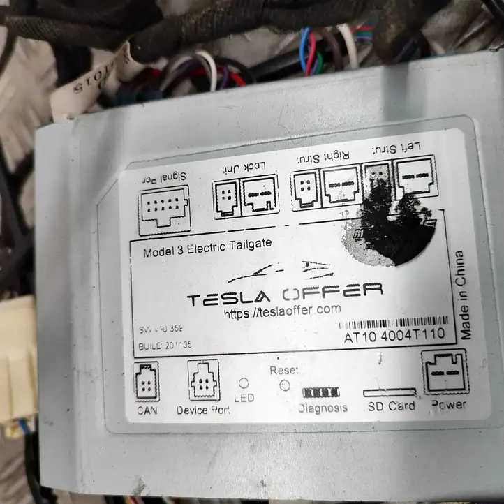 Tesla Model 3 (2017 - 2023) Блок управления крышкой багажника — фото 8