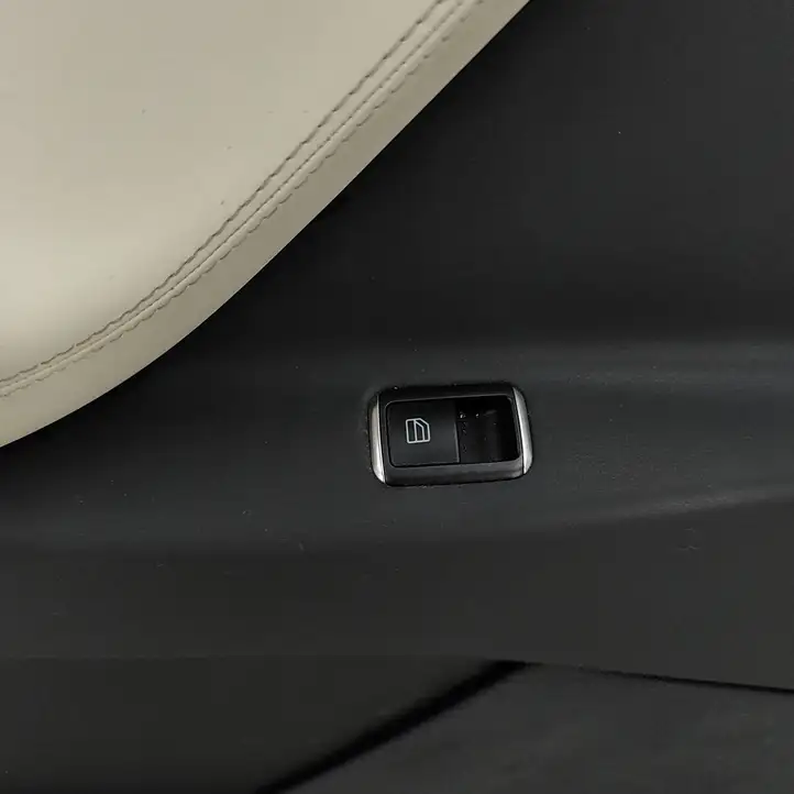 Tesla Model X (2015 - 2021) 105800322I Обшивка задней двери — фото 4