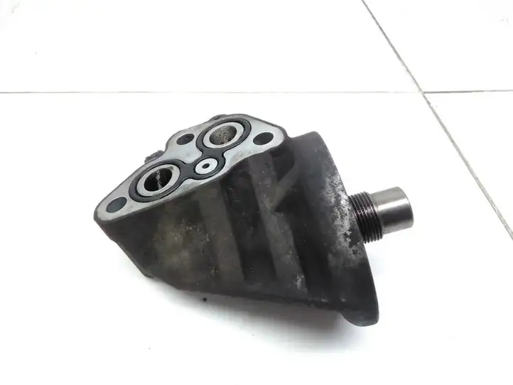 Toyota Corolla Verso AR10 (2004 - 2009) Кронштейн масляного фильтра — фото 3