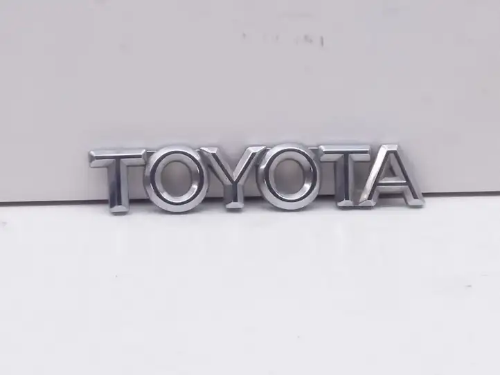 Toyota Previa (XR30, XR40) II (2000 - 2006) Эмблема производителя — фото 1