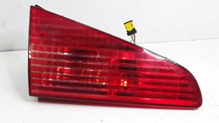 Peugeot 607 (2000 - 2004) Задний фонарь в крышке багажника — фото 1