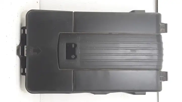 Audi A3/S3 8P (2004 - 2008) 1K0915443C Крышка ящика аккумулятора — фото 2