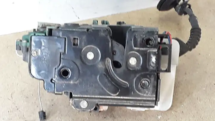 Volkswagen PASSAT B5.5 (2001 - 2005) 3B0837867 Замок задней двери — фото 2