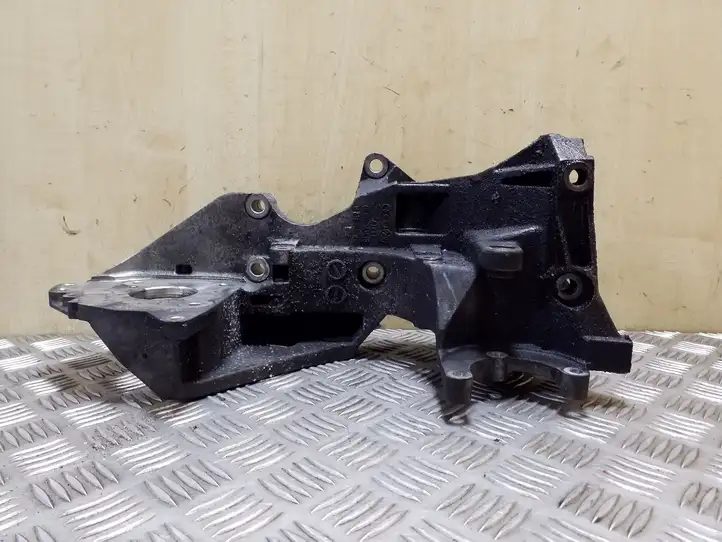 Seat Exeo (3R) (2008 - 2013) 03L903143H Кронштейн генератора — фото 1