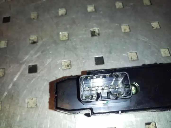 Hyundai ix35 (2009 - 2013) 3835211310 Кнопка стеклоподъемников — фото 2