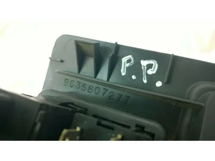 Peugeot Partner (1996 - 2002) 9635807277 Включатель регулировки высоты фонарей — фото 4