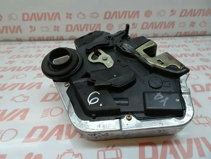 Toyota Corolla E120 E130 (2004 - 2007) Замок задней двери — фото 2