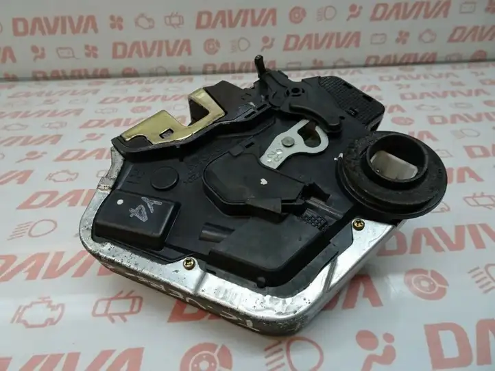 Toyota Corolla E120 E130 (2004 - 2007) Замок задней двери — фото 1