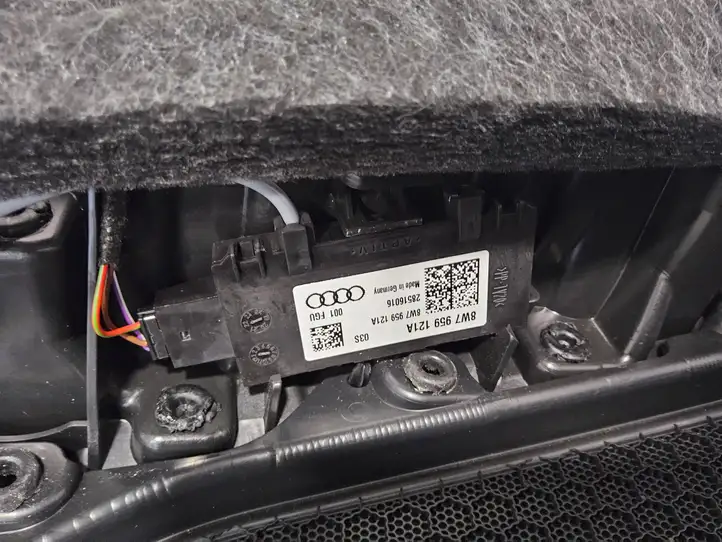 Audi S5 F5 (2016 - ) 8W7867044B Нижняя боковая отделка заднего сиденья — фото 3