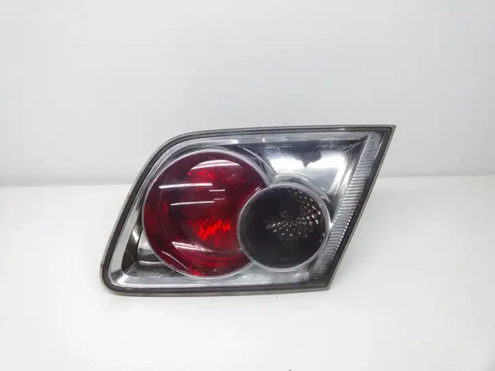 Mazda 6 (2002 - 2005) 22661971 Задний фонарь в крышке багажника — фото 1