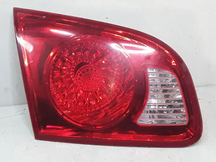 Hyundai Santa Fe (2005 - 2009) 924052B000 Задний фонарь в крышке багажника — фото 1