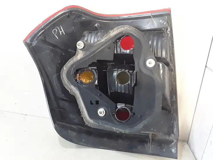 Toyota Corolla E120 E130 (2000 - 2004) KOITO0251 Задний фонарь в кузове — фото 3
