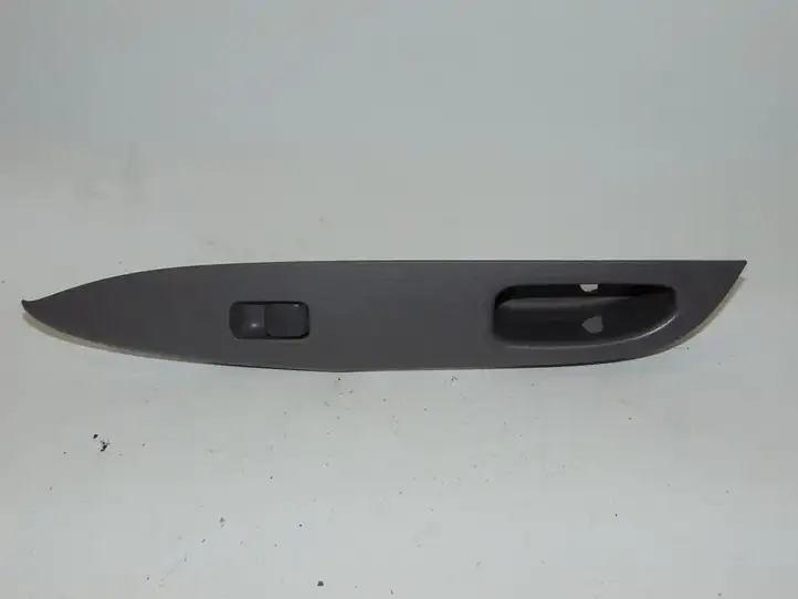 Toyota Prius (XW10) (1997 - 2003) 8403047010 Блок кнопок стеклоподъемников — фото 1