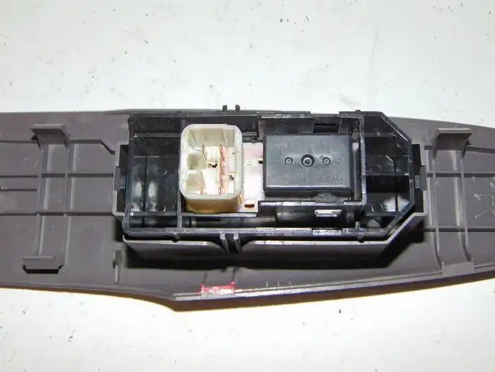 Toyota Prius (XW10) (1997 - 2003) 8403047010 Блок кнопок стеклоподъемников — фото 4
