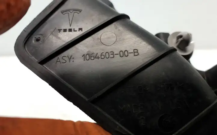 Tesla Model X (2015 - 2021) 106460300B Жабо стеклоочистителей — фото 6