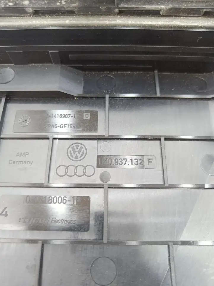 Volkswagen Golf V (2003 - 2009) 1K0937132 Крышка ящика предохранителей — фото 8