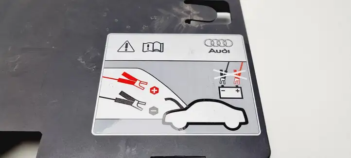 Audi A6 S6 C6 4F (2008 - 2011) 4F0915429C Крышка ящика аккумулятора — фото 2