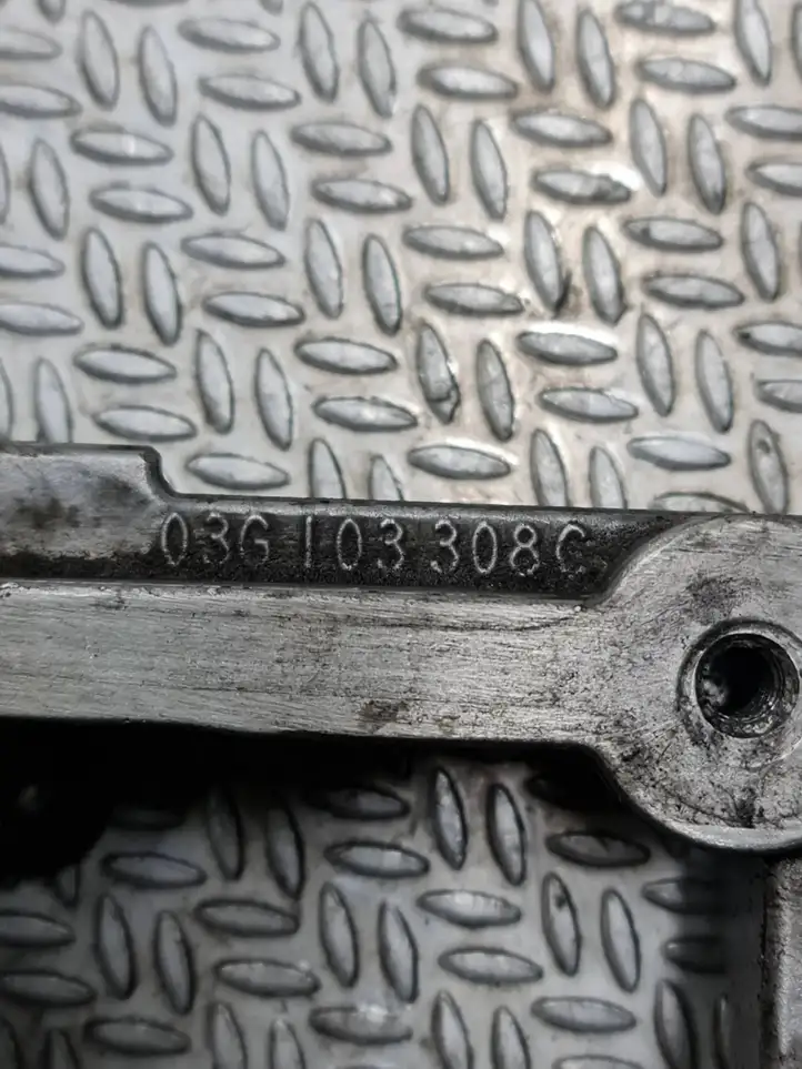 Volkswagen PASSAT B6 (2005 - 2010) 03G103308C Крышка распределительного вала — фото 8