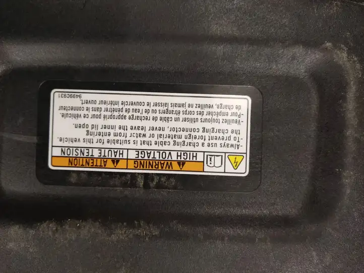 Mitsubishi Outlander (2016 - 2018) Крышка зарядного разъема — фото 2