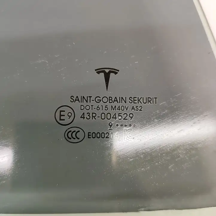Tesla Model 3 (2017 - 2023) 107790599C Стекло задней двери — фото 7