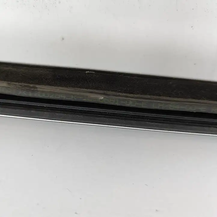 Tesla Model 3 (2017 - 2023) 108068100E Накладка стекла передней двери — фото 6