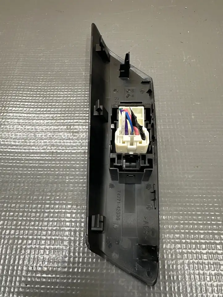 Toyota RAV 4 (XA40) (2012 - 2018) 7427142030 Накладка кнопки стеклоподъемника — фото 2