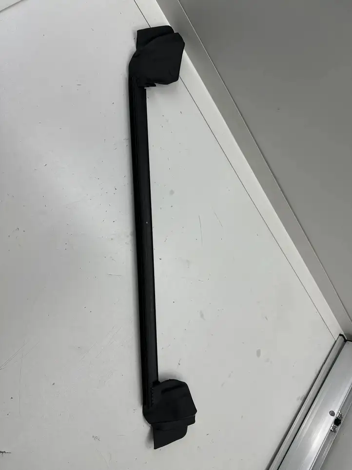 Tesla Model Y (2019 - 2024) 150006400E Уплотнитель стекла задней двери — фото 4
