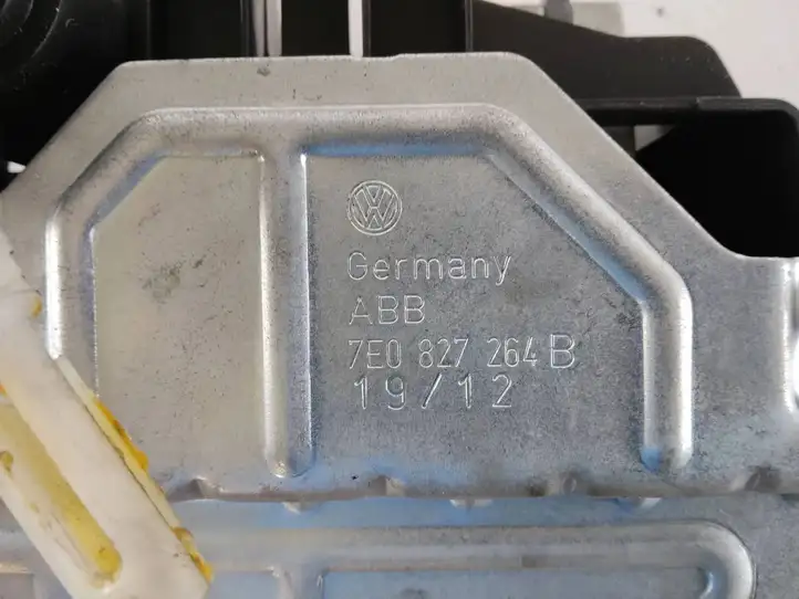Volkswagen Caddy (2010 - 2015) 7E0827264B Ручка крышки багажника — фото 4