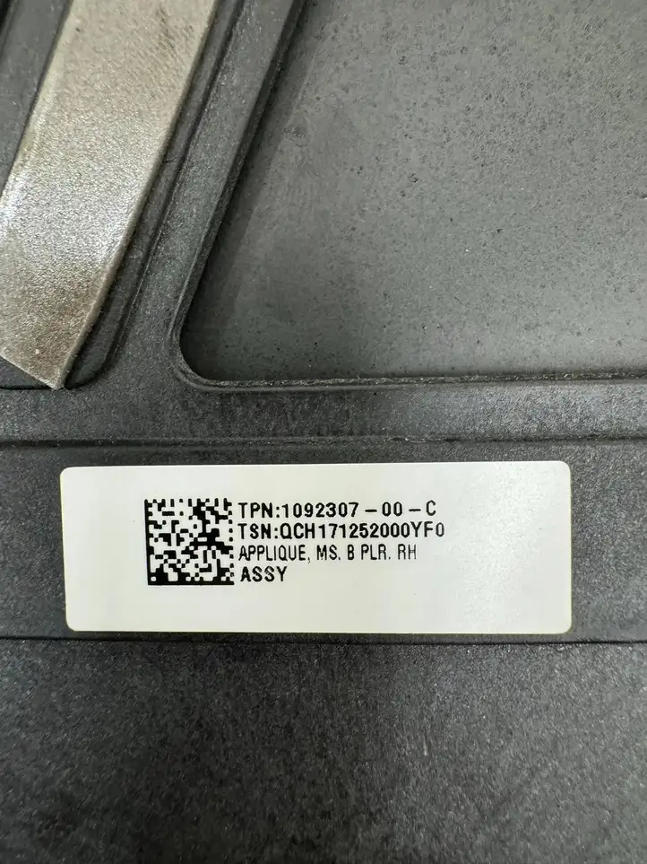 Tesla Model S (2016 - 2021) 108390000B Верхняя обшивка стойки B — фото 4