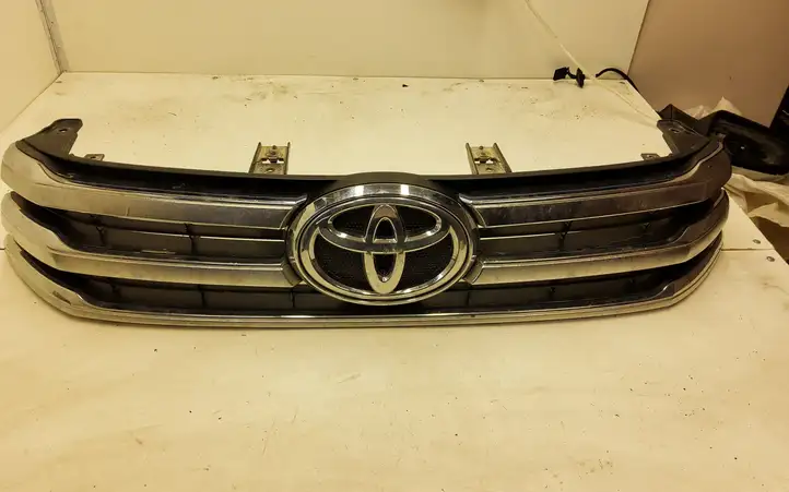Toyota Hilux (AN120, AN130) (2015 - 2017) 531110K720 Верхняя решетка радиатора — фото 1