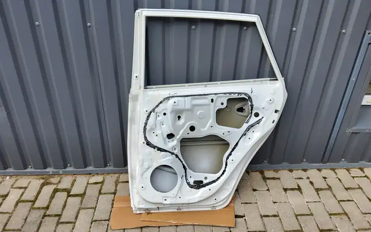 Toyota Auris E180 (2012 - 2018) Задняя дверь — фото 8