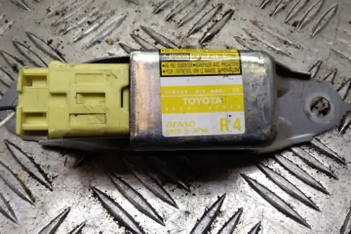 Toyota Prius (XW20) (2003 - 2009) 8983447020 Датчик удара SRS — фото 1
