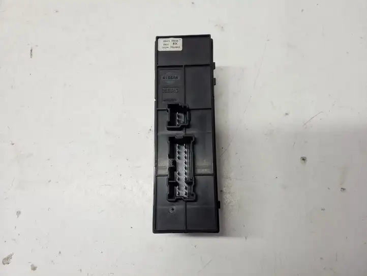 Nissan Juke I F15 (2010 - 2018) 254011KK0B Блок кнопок стеклоподъемников — фото 4