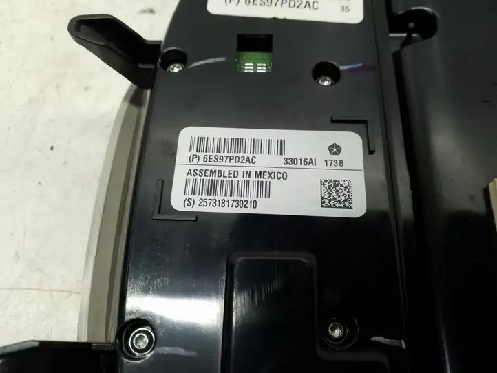 Chrysler Pacifica (2016 - ) 6ES97PD2AC Передняя подсветка — фото 4