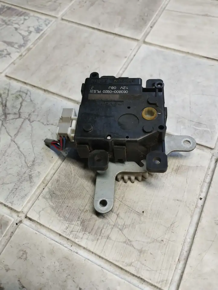 Toyota Auris 150 (2006 - 2012) 0638000920 Двигатель задвижки потока воздуха — фото 3