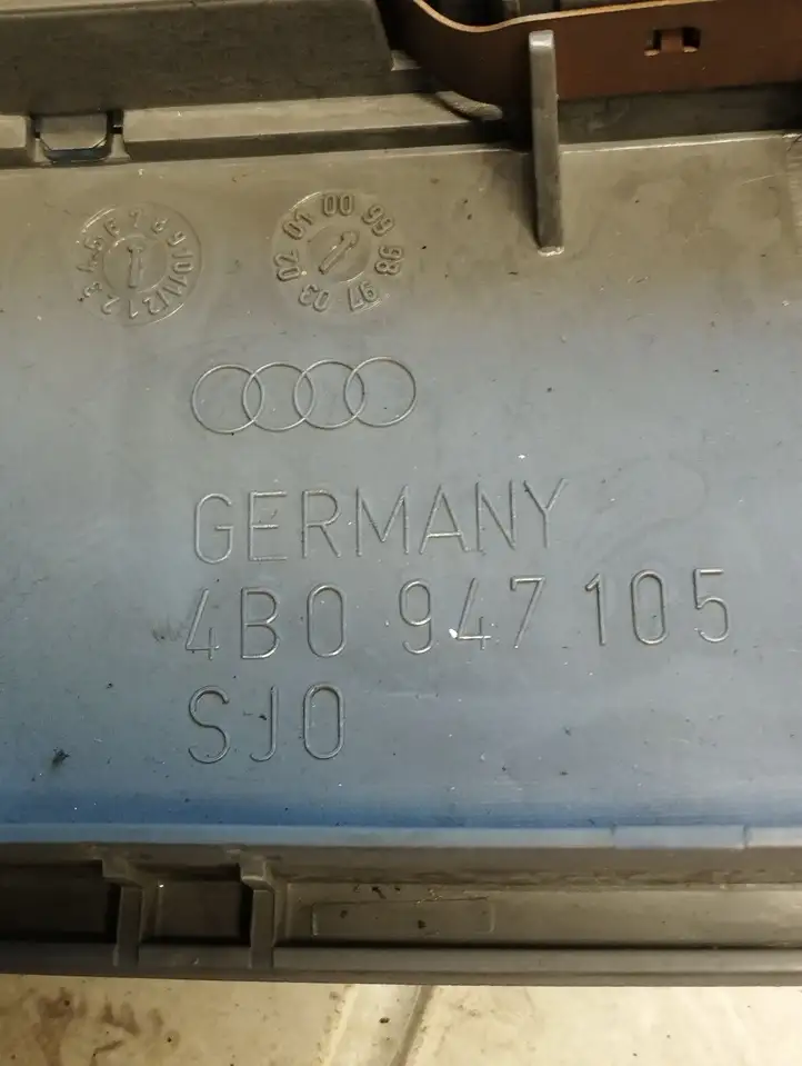 Audi A6 S6 C5 4B (1997 - 2001) 4B0947105 Передняя подсветка — фото 2