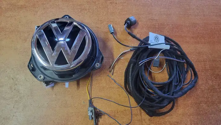 Volkswagen Golf VII (2013 - 2019) 5G0827469AJ Ручка багажника с камерой — фото 7