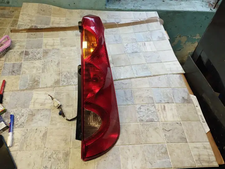Nissan Note (E11) (2006 - 2014) 22016752 Задний фонарь в кузове — фото 1
