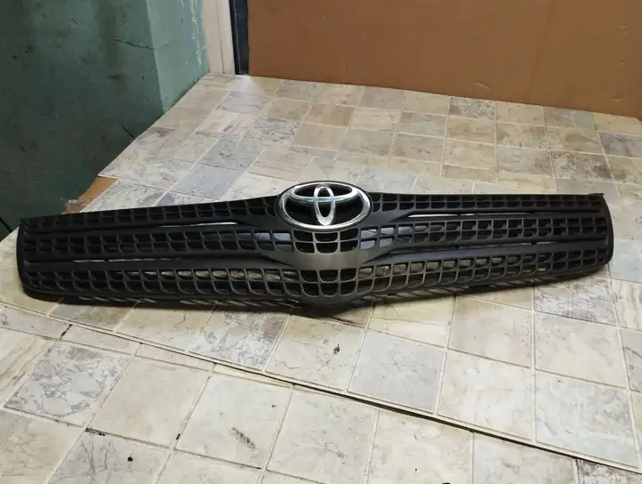 Toyota Corolla Verso E121 (2001 - 2004) 5311113240 Верхняя решетка радиатора — фото 1