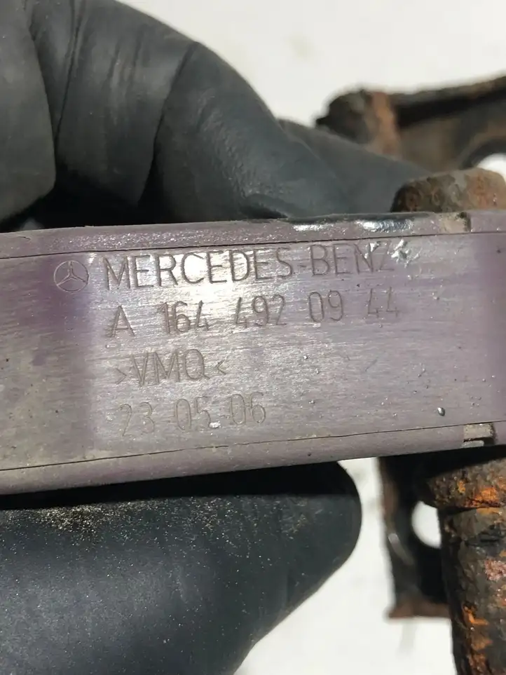 Mercedes-Benz ML W164 (2005 - 2011) A1644920944 Кронштейн глушителя — фото 3
