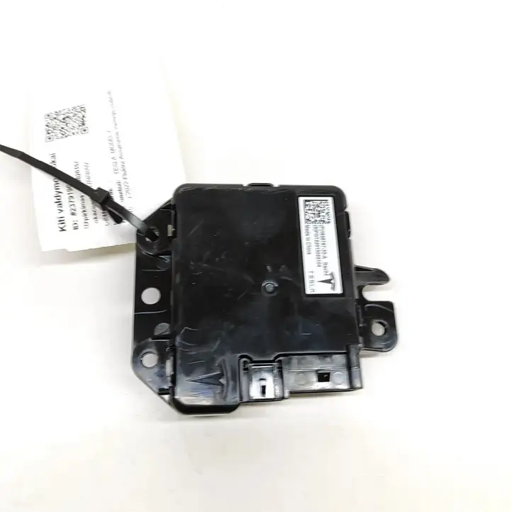 Tesla Model Y (2019 - 2024) 165678730A USB модуль — фото 4