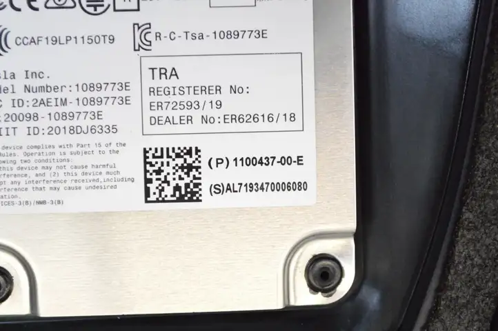 Tesla Model 3 (2017 - 2023) 110043700E Накладка стекла передней двери — фото 6
